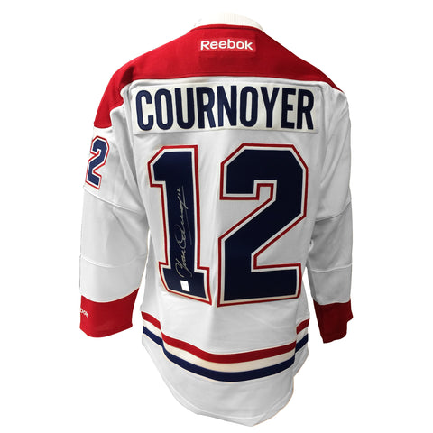 Yvan Cournoyer a signé le maillot des Canadiens de Montréal
