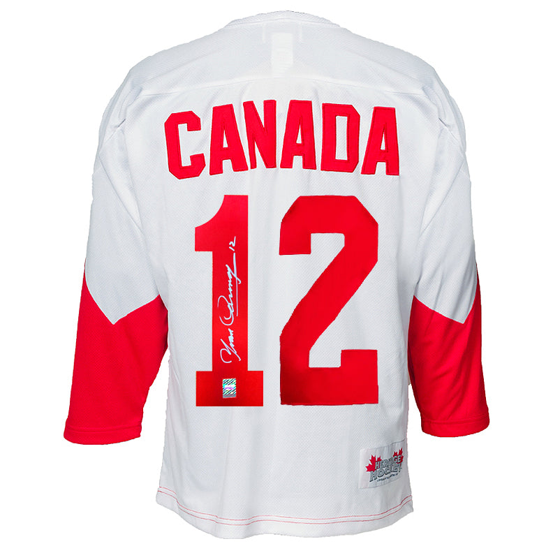 Yvan Cournoyer firmó la camiseta de la serie Summit de 1972 del equipo de Canadá