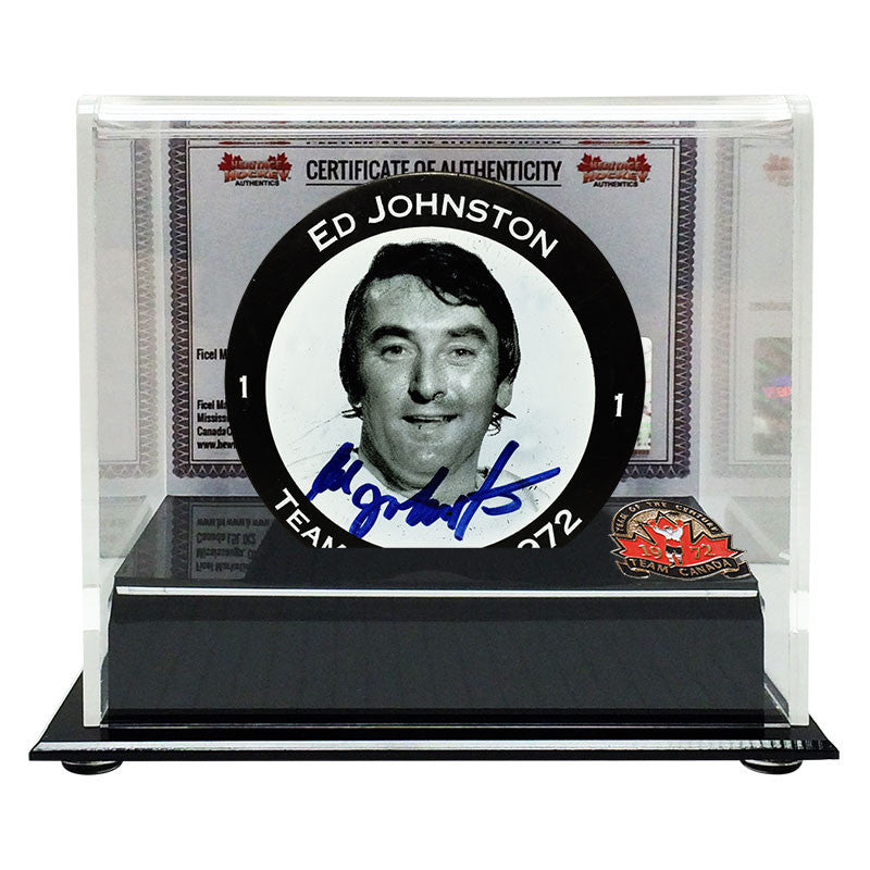 Ed Johnston a signé une rondelle faciale d'Équipe Canada 1972 avec vitrine