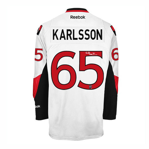 Erik Karlsson a signé le maillot extérieur des Sénateurs d'Ottawa