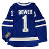 Johnny Bower a signé le maillot des Maple Leafs de Toronto