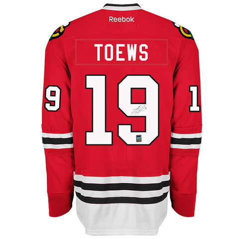 Jonathan Toews a signé le maillot des Blackhawks de Chicago