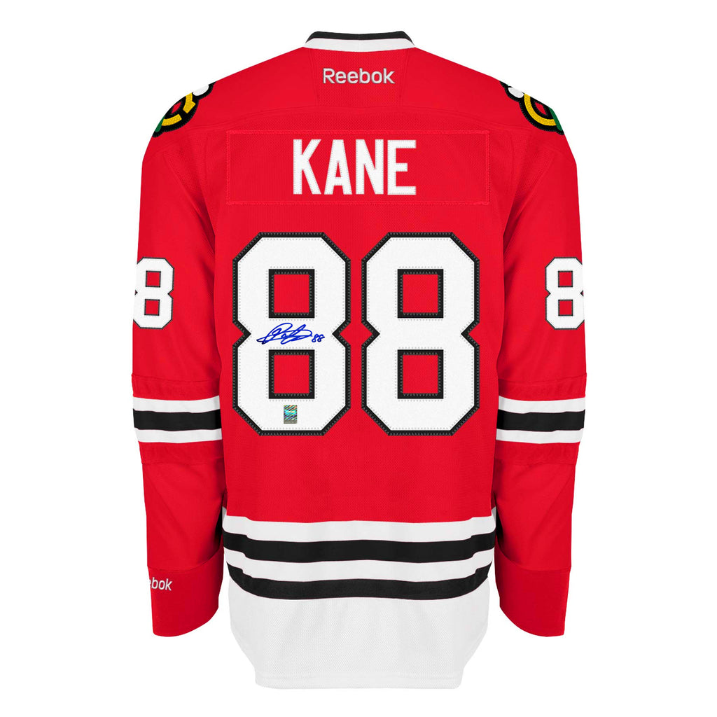 Patrick Kane a signé le maillot des Blackhawks de Chicago