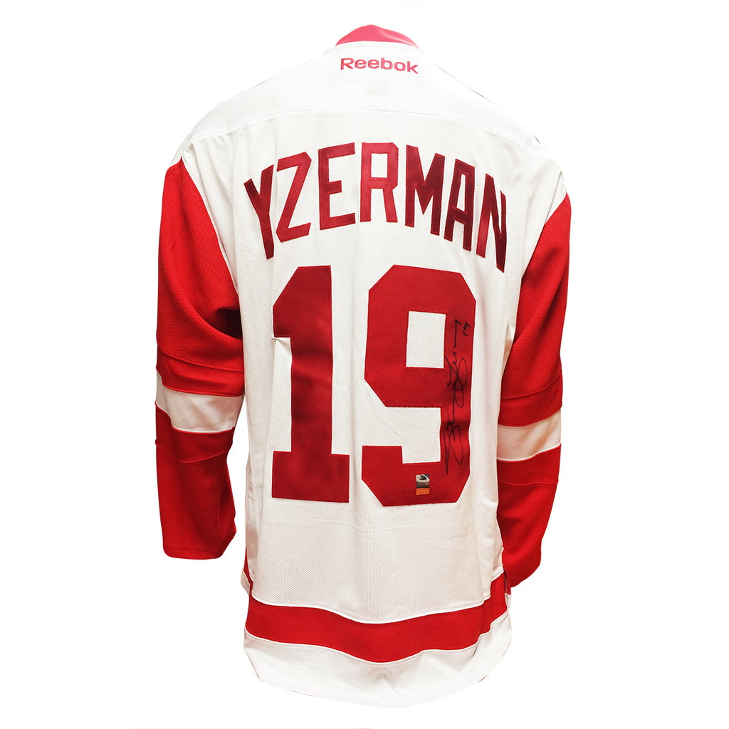 Steve Yzerman a signé le maillot extérieur des Red Wings de Détroit